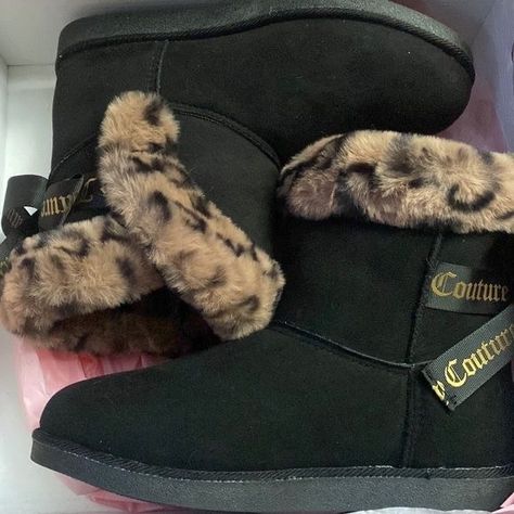 credits linked ! 2023 Winter Shoes, Juicy Couture Winter, Rich Shoes, 2000 Shoes, 2000s Shoes, Juicy Couture Boots, Y2k Boots, Fluffy Boots, Mcbling Fashion