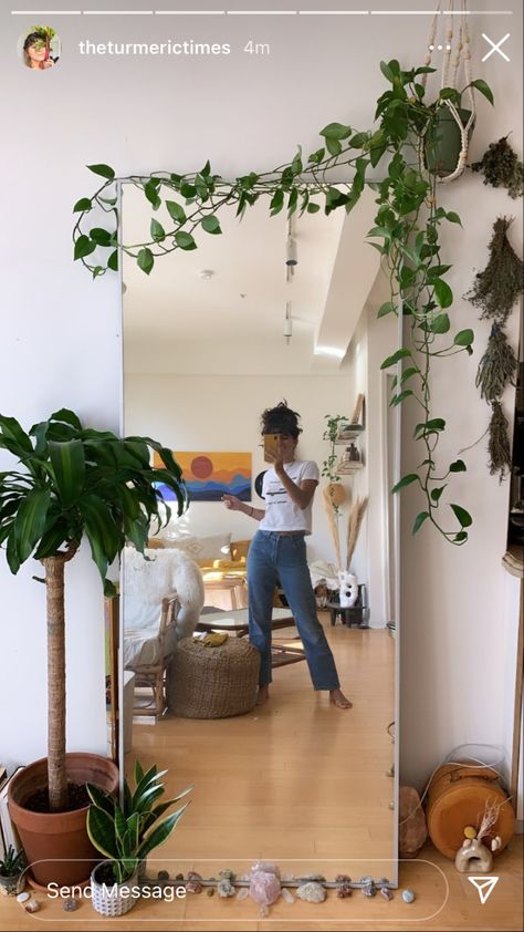 Plants In Front Of Mirror, Mirror Plants Decor, Mirrors And Plants, Mirror Plants, Zen Room Decor, Small Couch, Cute Diy Room Decor, Pinterest Room Decor, House Plants Decor