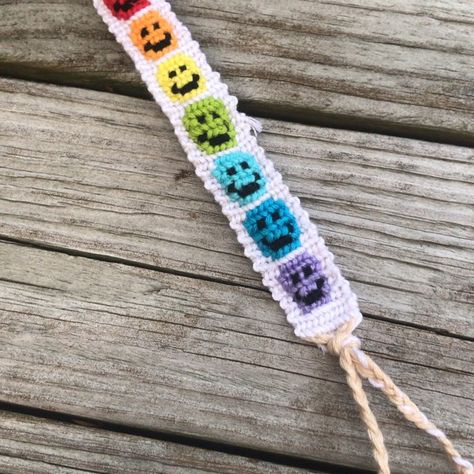 Smiley Face Friendship Bracelet Pattern, Cute Smiley Face Friendship Bracelets Gift, Casual Adjustable Smiley Face Friendship Bracelets, Everyday Multicolor Smiley Face Friendship Bracelets, Playful Smiley Face Friendship Bracelets, Smiley Alpha Pattern, How To Make Smile, Bracelet Template, Brazilian Bracelet