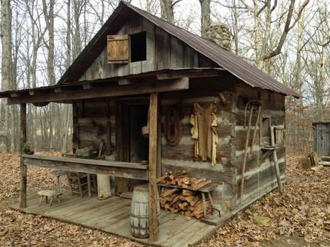 photo inspiration for shed turned trapper shack Rustic Sheds, Mini Chalet, Old Log Cabin, Old Cabins, Cabin Rustic, Little Cabin In The Woods, Log Cabin Rustic, Small Log Cabin, Cabin Tiny House