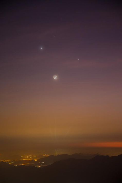 Jupiter, Venus and Crescent Moon over the sky of Makkah, second day of Eid ul Fitr 2015. Moon In Makkah, Eid Ul Fitr Aesthetic, Ramzan Moon, Eid Aesthetic, Eid Moon, Ramadan Moon, Dark Photo, Al Qur'an Aesthetic, Sea Wallpaper