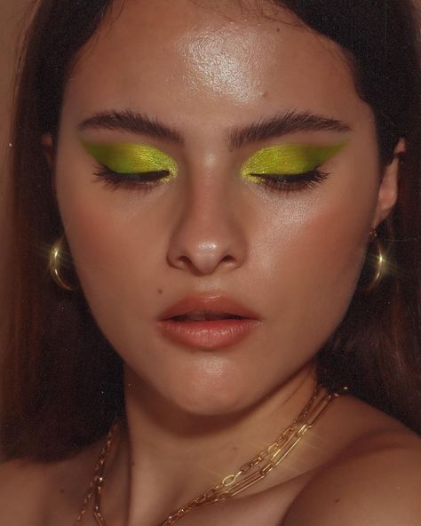 Versace Makeup, Green Makeup Tutorial, Green Eyeshadow Look, Under Eye Makeup, Red Eyeliner, Bright Eye Makeup, Cute Eyeshadow Looks, Eyeshadow For Blue Eyes, Eye Makeup Pictures