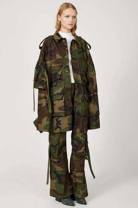 #matthewadamsdolan #camoflauge #openingceremony Military Inspired Fashion, Military Jacket Women, Army Coat, Army Look, Camouflage Fashion, Military Chic, Military Jackets, Military Looks, Black Tube