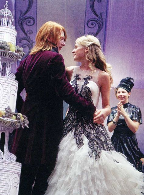 Bill Weasley and Fleur Delacour Bill Weasley, Movie Wedding Dresses, Stile Harry Potter, Deathly Hallows Part 1, Clemence Poesy, Fleur Delacour, Harry Potter Style, Harry Potter Wedding, Wedding Movies