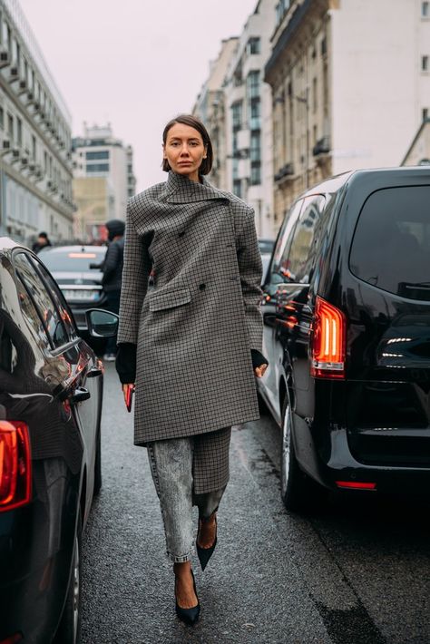 Day 8 Julie Pelipas Street Style, Julie Pelipas, Womens Fall Coats, Paris Street Style Fall, Fall Fashion Coats, Street Style Fall Outfits, Paris Grey, Fashion Street Style, Paris Fashion Week Street Style