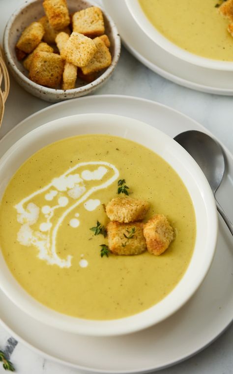 Close up of three croutons on top of the soup and a drizzle of cream. Squash Soup Recipe Easy, Summer Squash Soup, Yellow Squash Soup, Roasted Tomato Basil Soup, Yellow Squash Recipes, Summer Squash Recipes, Zucchini Soup, Squash Soup Recipe, The Soup