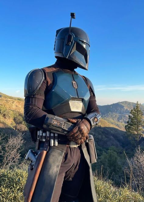 Mandolorians Armor, Mandalorian Oc Cosplay, Mandalorian Kama, Custom Mandalorian Armor, Mandalorian Armor Cosplay, Mandalorian Helmet Designs, Mandalorian Armor Design, Mandolorian Armour, Mandalorian Concept Art