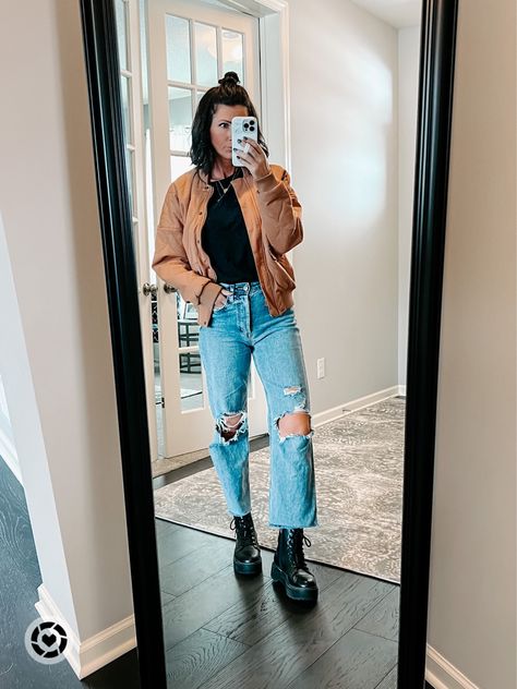 Boyfriend Jeans Combat Boots, Jeans And Combat Boots Outfit Winter, Combat Boot Jeans Outfits, Boyfriend Jean Outfit Ideas, Combat Boots And Jeans Outfit, Combat Boots Jeans Outfit, Jeans And Combat Boots Outfit, Combat Boots With Jeans, Jeans With Combat Boots