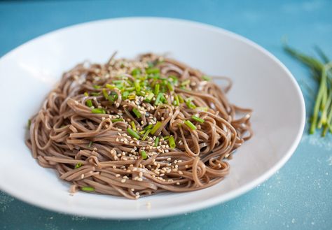 How to Cook Perfect Soba Noodles: Ditch the instructions on the box. This is how you cook perfect, non-gummy soba noodles every single time! | macheesmo.com Singapore Noodles Recipe, Asian Stir Fry Recipe, Buckwheat Soba Noodles, Soba Noodles Recipe, Noodle Bowls Recipes, Cold Soba, Tips For Cooking, Asian Stir Fry, Soba Noodle