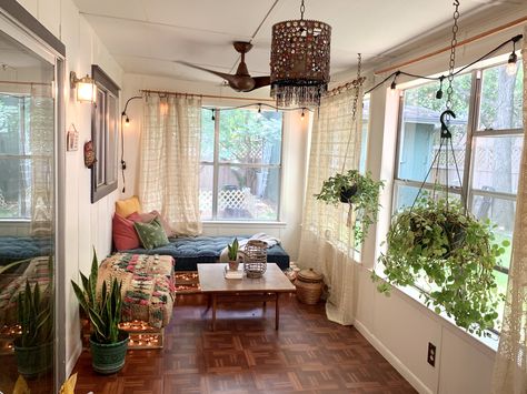 Narrow Sunroom, Bohemian Sunroom, Boho Sunroom Ideas, Sunroom Bedroom, Boho Sunroom, Sunroom Makeover, Small Sunroom, Casa Loft, Sunroom Decorating