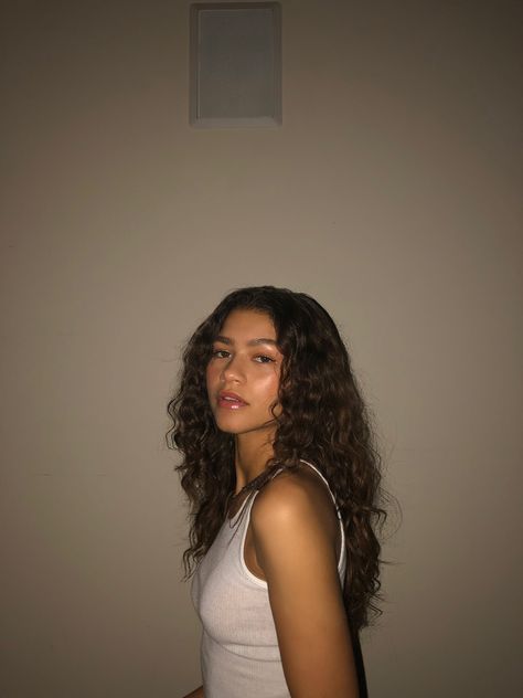 Zendaya on Twitter: "I wish I could edit the damn speaker off the wall.… " Zendaya Aesthetic Vintage, Zendaya Selfie, Cozy Pics, Zendaya Makeup, Mode Zendaya, Estilo Zendaya, Zendaya Hair, Rosie Hw, Zendaya Outfits