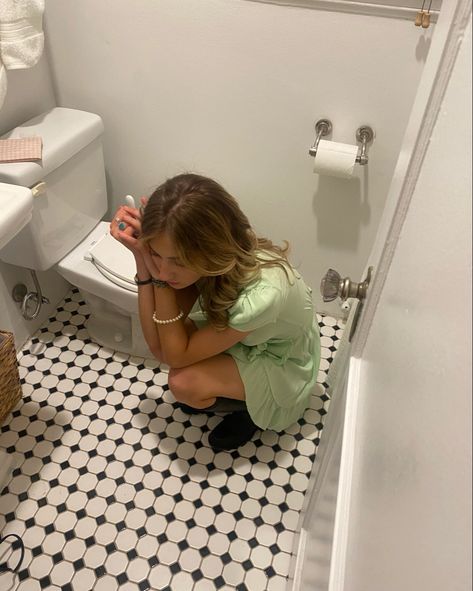 Friends friendship vintage devon carlson bathroom inspo aesthetic bathroom tiles checkerboard Sitting On The Bathroom Floor, Bathroom Inspo Aesthetic, Airbnb Aesthetic, Aesthetics Poses, Picture Pose Ideas, Devon Carlson, Aesthetic Bathroom, Me And My Friends, No Friends