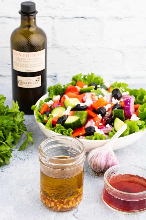 Red Wine Vinaigrette is a quick and easy salad dressing with a wonderful zesty flavor, suitable for dressing salads or as a marinade. Olive Garden Salad, Beef Marinade, Red Wine Vinaigrette, Strawberry Balsamic, Easy Salad Dressing, Leafy Green Salads, Simple Vinaigrette, Easy Salad, Creamy Parmesan