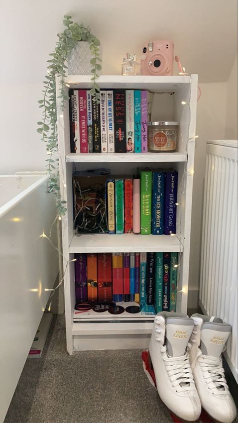 Cute Mini Bookshelf, Small Bedroom Bookcase Ideas, Book Collection Aesthetic Bedroom, Small Bookcase Aesthetic, Mini Bookshelf Aesthetic, Cute Small Bookshelf, Small Bookcase Ideas, Book Carts Aesthetic, Bedroom Bookcase Ideas