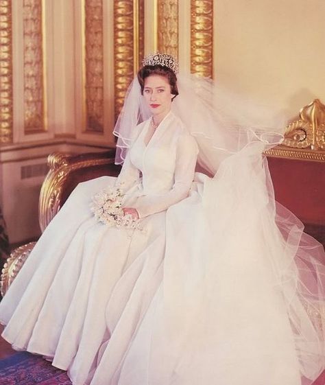 Princess Margaret's Wedding, 6 May 1960. A glamorous Princess for whome Norman Hartnell designed this elegant dress. Princess Margaret Wedding, Prinses Margaret, Princesa Margaret, Royal Wedding Gowns, Crystal Wedding Dress, Wedding Dress Prices, Iconic Weddings, Royal Crowns, Royal Wedding Dress