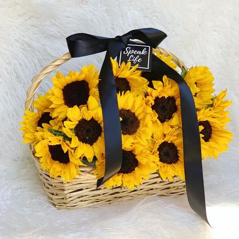 Gorgeous sunflower basket canasta con girasoles Sunflower Basket, Floral Boutique, Speak Life, Instagram Life, Floral Arrangement, Content Creator, Life Style, Mother’s Day, Couple Goals