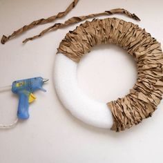 Dekoratívne Vence, Diy Fall Wreath, Fall Diy, Crafty Craft, Wreath Crafts, Glue Gun, Fall Wreaths, Diy Projects To Try, Holiday Wreaths