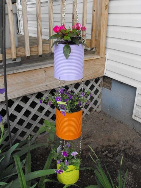 DIY Hanging Tin Can Ideas for Yard and Home Upcycle Tin Cans Garden, Homemade Flower Pots, Recycled Flower Pots, Tin Can Flower Pots, Tin Can Garden Ideas, Formula Can Crafts, Tin Flower Pots, Tin Can Ideas, Painted Tin Cans