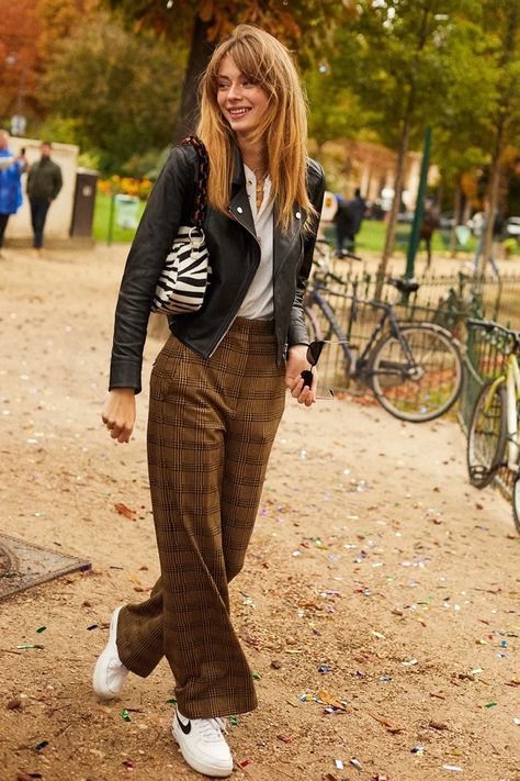 Moda Paris, V Magazine, Sneakers Looks, Christy Turlington, Vogue Korea, Mode Inspo, Black Leather Jacket, Inspiration Mode, Looks Style