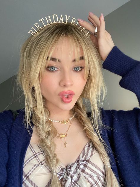 Celebrity Look Alike, Blonde Girl, My Birthday, Sabrina Carpenter, Selena Gomez, Favorite Celebrities, Blue Eyes, Hair Inspo, Girl Birthday