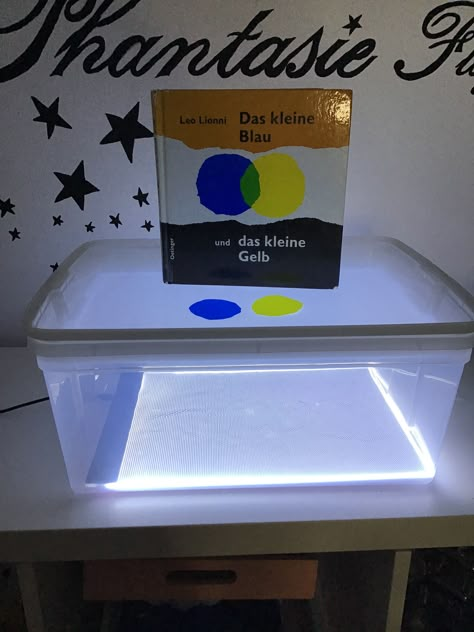 Gerade jetzt in der dunklen Jahreszeit arbeite ich gerne mit kleinen oder auch größeren Lichtquellen und -effekten. Im Kindergarten habe ich einen alten Diaprojektor mit dem wir spannende Licht und Schattenspiele erleben können. Auch ein großer Lichttisch mit Aufsatzwanne steht dort zur Verfügung und wird gerne und oft bespielt. Da man mit einem solch beleuchteten Tisch so viele tolle Spiele und Abenteuer umsetzen kann, wünschte ich mir schon lange einen für die Sternstunden- Seminare. Aber 1. Light Table For Kids, Teacch Activities, Leo Lionni, Nursery Activities, Tuff Tray, Light Panel, Light Table, Montessori, Light Box