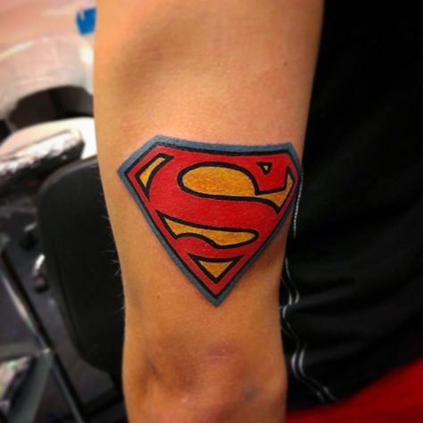 superman tattoo symbol Superman Tattoo For Men, Super Hero Tattoos, Grandpa Memorial, Superman Tattoo, Superman Tattoos, Tato Suku, Hero Tattoo, Superman Symbol, Pregnant Photo