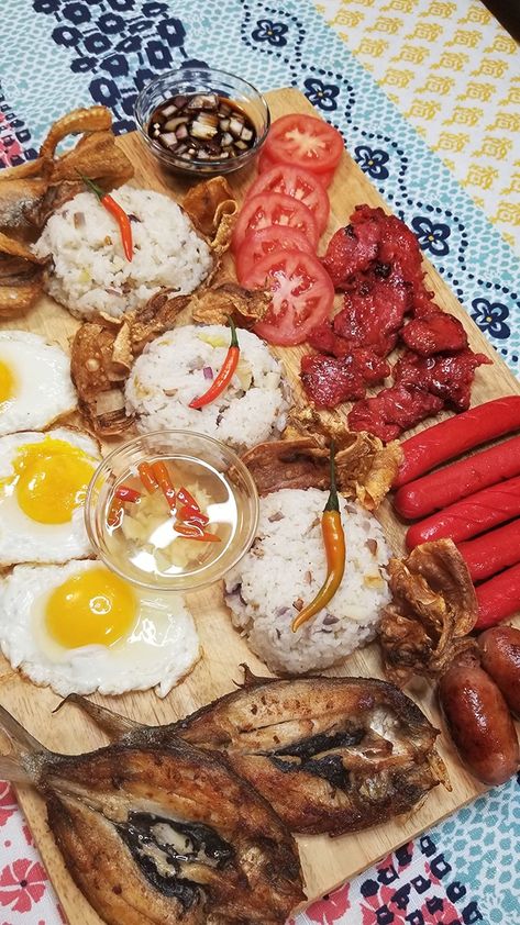 Filipino Garlic Fried Rice Filipino Charcuterie Board, Filipino Breakfast Ideas, Filipino Lechon, Filipino Garlic Fried Rice, Filipino Breakfast, Garlic Fried Rice, Asian Rice, Cooking Jasmine Rice, Filipino Cuisine