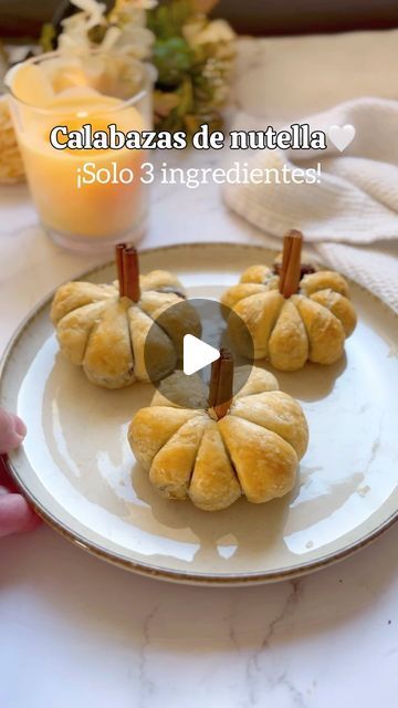 Judit 🌸 on Instagram: "Con solo 3 ingredientes prepara estas calabazas rellenas de nutella , muy fáciles de preparar y buenísimas🎃🤍

🥣Ingredientes 
-1 lámina de hojaldre
-Nutella
-Ramas de canela

#halloween #recetashalloween #postreshalloween #postre3ingredientes #halloween2024 #recetasotoño #recetasfaciles #postresfaciles #postresdeliciosos #halloweenrecipe #halloweenideas #halloween🎃 #recetasdehalloween #postresotoñales #halloweenbaking #postres #postresricos #postresrapidos" Recetas Halloween Faciles, Postres Halloween, Recetas Halloween, Nutella, Thanksgiving, Halloween, On Instagram, Instagram, Canela