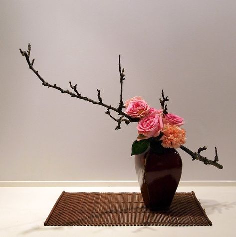 Art Floral Japonais, Japanese Floral Design, Arreglos Ikebana, Ikebana Sogetsu, Floral Art Arrangements, Sogetsu Ikebana, Large Flower Arrangements, Ikebana Arrangements, Ikebana Flower Arrangement