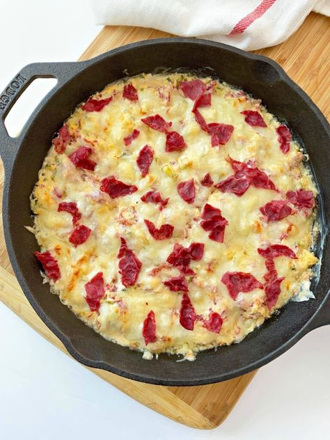 Keto Reuben Dip Recipe - Easy To Make Skillet Recipe Keto Rueben, Rueben Dip, Hot Reuben Dip, Reuben Dip Recipe, Keto Reuben, Homemade Russian Dressing, Classic Reuben Sandwich, Reuben Sandwich Classic, Reuben Dip