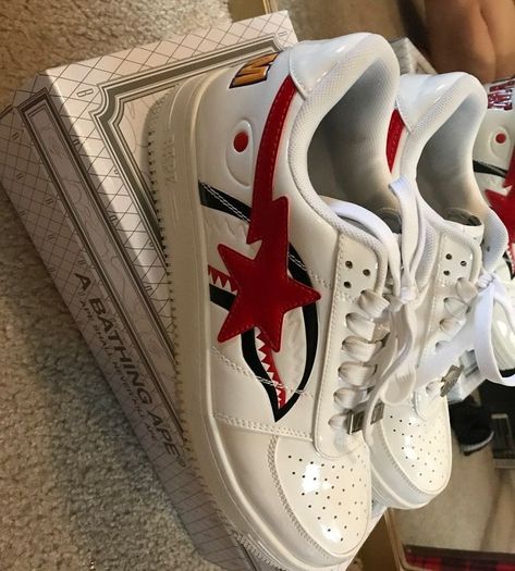 white shark bapesta Bapesta Shoes, Bape Shoes, Kicks Shoes, Fresh Shoes, Hype Shoes, Shoe Inspo, Aesthetic Shoes, Swag Shoes, Dream Shoes