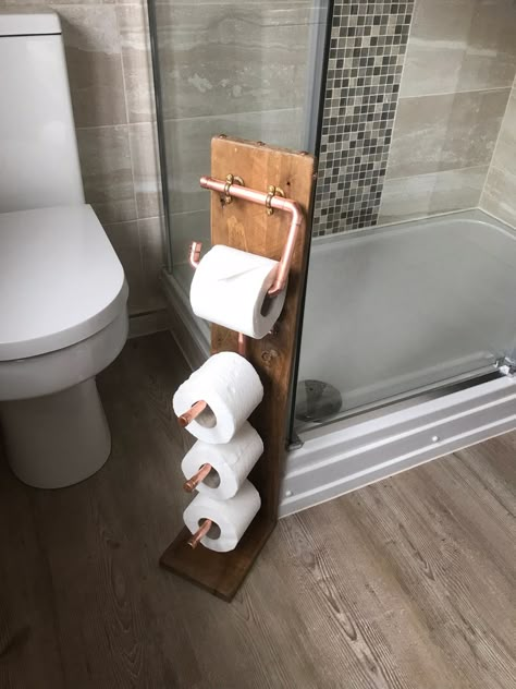 Toilet Roll Holder Freestanding, Tall Toilets, Diy Toilet Paper Holder, Toilet Roll Dispenser, Toilet Paper Stand, Diy Toilet, Bad Inspiration, Paper Stand, Solid Wood Shelves