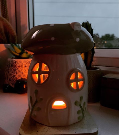 Aesthetic Wax Warmer, Mushroom Wax Melter, Wax Burner Aesthetic, Wax Melter Aesthetic, Lantern Ceramic Ideas, Ceramic Wax Warmer, Pottery Wax Melter, Clay Wax Melter, Mushroom Clay Sculpture