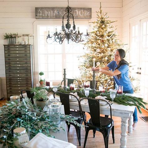 Joanna Gaines Christmas, Magnolia Christmas Decor, Joanna Gaines Design, Joanna Gaines Farmhouse, Joanna Gaines Style, Magnolia Farms, Decor Ikea, Christmas Mantel Decorations, Magnolia Market