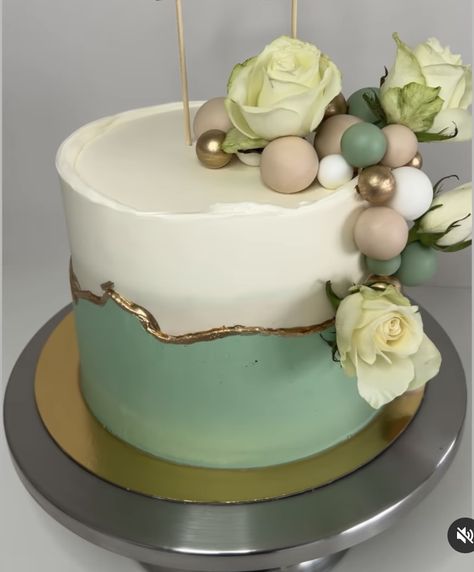 Mint Green Cake Design, Olive Green Cake, Green Cake Ideas Simple, Cake Verde, Bolo Drip Cake, Mint Green Cakes, Green Birthday Cakes, 75 Birthday Cake, Graduation Cake Designs