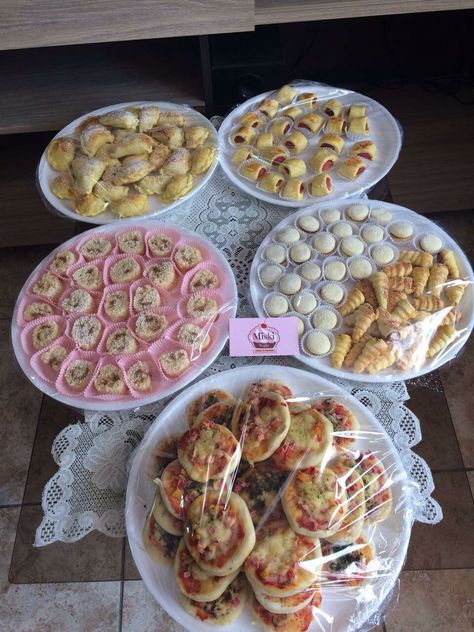 #Bocaditos salados y dulces que entregamos el día de hoy para el cumpleaños de Caleska #empanadas #enrolladoshotdog #piononos #alfajores #botijas #pizzas Ely, Sweet And Salty, Tacos, Frozen, Baby Shower, Cafe, Snacks, Ethnic Recipes