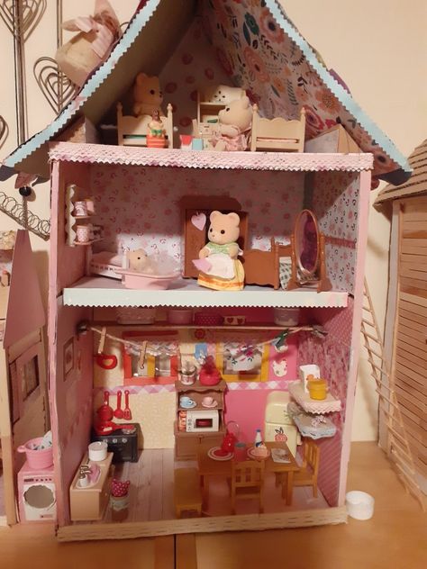 Cardboard Dollhouse, Calico Critters Families, Calico Critter, Sylvanian Family, Calico Critters, Anime Wall Art, Sylvanian Families, All Things Cute, Cute Little Things