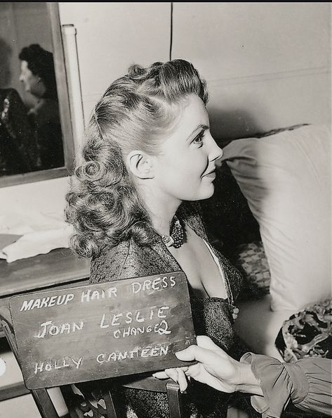 Joan Leslie in Hollywood Canteen. 1944. Joan Leslie, 1940s Hairstyles, Dress Hairstyles, Old Hollywood Glamour, Vintage Hollywood, Hollywood Glamour, Old Hollywood, In Hollywood, American Actress