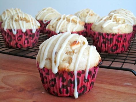 White Chocolate Chip Macadamia Nut Muffins with a White Chocolate Glaze - Damn Delicious Macadamia Nut Muffins, White Chocolate Glaze, White Cookies, Nut Muffins, White Choc, White Chocolate Chip, White Chocolate Macadamia, Cupcake Wars, Baking Fun