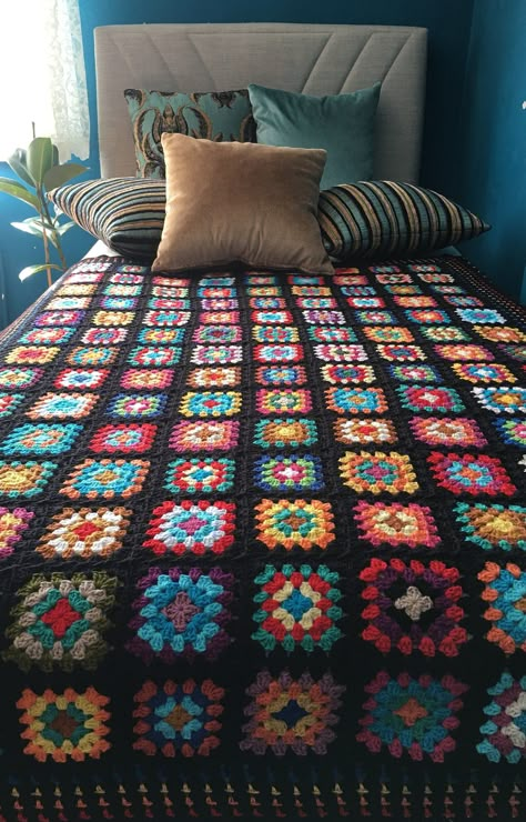 Granny Square Blanket Black Border, Crochet Baseball Granny Square, Queen Size Granny Square Blanket, Crochet Blanket Ideas Granny Squares, Crochet Soft Blanket, Granny Square Combinations, Retro Granny Square Blanket, Basic Granny Square Blanket, Granny Square Blanket Ideas Color Combos