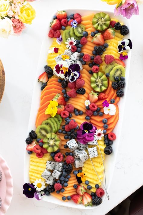 How to Build a Beautiful Fruit Tray - SevenLayerCharlotte Halloween Charcuterie Board, Charcuterie Board Ideas, Fruit Platter Designs, Rainbow Fruit, Healthy Halloween, Party Food Platters, Charcuterie And Cheese Board, Charcuterie Recipes, Veggie Tray