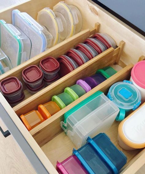 How To Organize Glass Tupperware, Tupperware Storage Ideas Kitchen, Tupperware Storage Drawer, Plastic Storage Containers Organization, How To Store Containers And Lids, Kitchen Organization Tupperware, Tupperware Storage Organization, How To Store Tupperware, Tupperware Drawer Organization