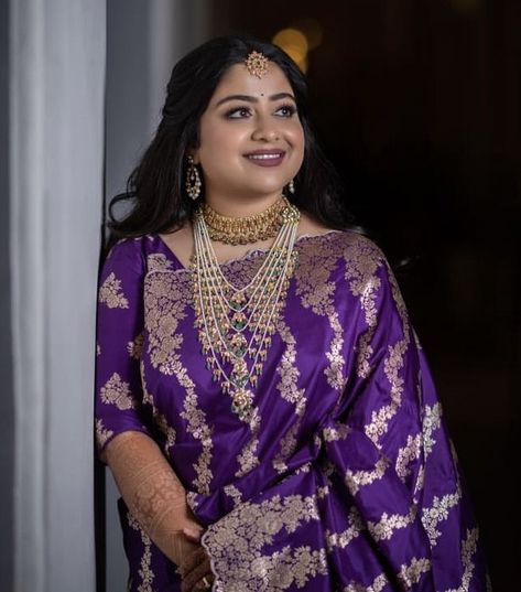 Panch Lada, Dark Purple Saree, Purple Sarees, Violet Saree, Benaras Sarees, Necklace Styling, Marriage Pics, 90s Bollywood Fashion, Girls Boutique Dresses