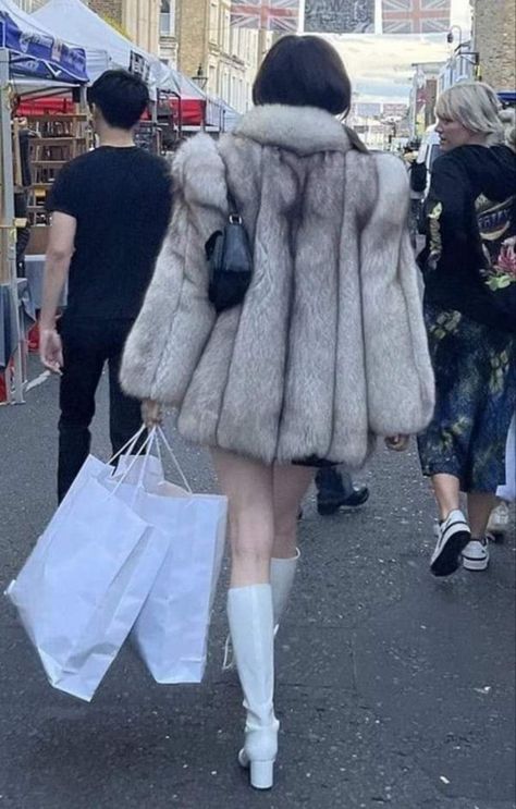 Short Fur Coat Outfit, Outfits With Fur Coats, Fur Coat Aesthetic, Fur Coat Outfits, Big Fur Coat, Oversized Fur Coat, Short Fur Coat, Girls Fur Coat, Fur Outfit