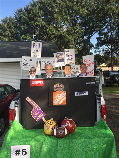 Trunk or treat. College game day Church Trunk, Trunk Or Treat Ideas, College Game Day, Pumpkin Queen, Vintage Trunks, Football Themes, Parade Float, Treat Ideas, Pumpkin Spice Season