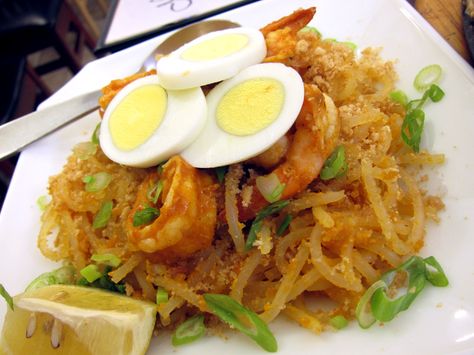 Pancit Palabok, I'd love to make this with spaghetti squash instead of rice noodles. The dish kicks ass! Pancit Malabon Recipe, Pancit Palabok Recipe, Philipino Food, Pancit Malabon, Pancit Palabok, Panlasang Pinoy Recipe, Pancit Bihon, Pancit Recipe, Philippine Cuisine