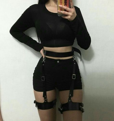 🌹 F O L L O W M E 🌹 @2005blossom Hipster Goth, Gothic Mode, Modele Fitness, Egirl Fashion, E Girl Outfits, Goth Outfit, Fest Outfits, Grunge Look, Gothic Outfits