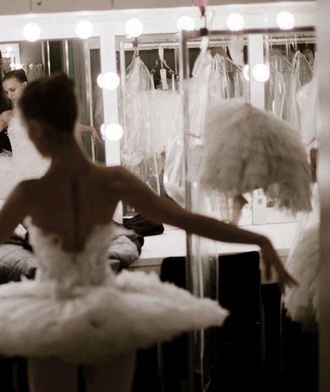 Black Swan 2010, Black Swan Costume, Swan Lake Ballet, Ballet Beauty, Ballet Inspiration, Swan Queen, Ballet Photography, Ballet Beautiful, White Swan