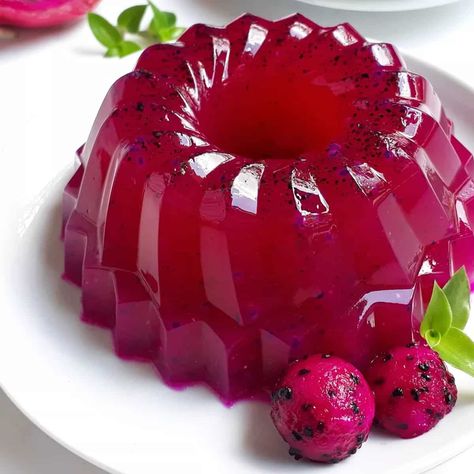 A tasty and easy to make pudding of red dragon fruit in milk and sugar. Agar agar is used to set the pudding. Dragon Fruit Cheesecake Recipes, Dragon Fruit Jam Recipe, Fruit Pudding Recipes, Puding Oreo, Puding Mangga, Fruit Jam Recipes, Easy Pudding Recipes, Red Dragon Fruit, Fruit Cheesecake