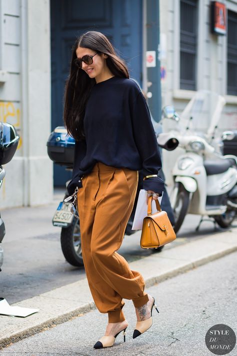 Gilda Ambrosio by STYLEDUMONDE Street Style Fashion Photography Street Style 2017, Looks Party, Looks Street Style, Street Fashion Photography, Brown Pants, Fashion Weeks, Street Style Inspiration, Looks Chic, Fall Street Style